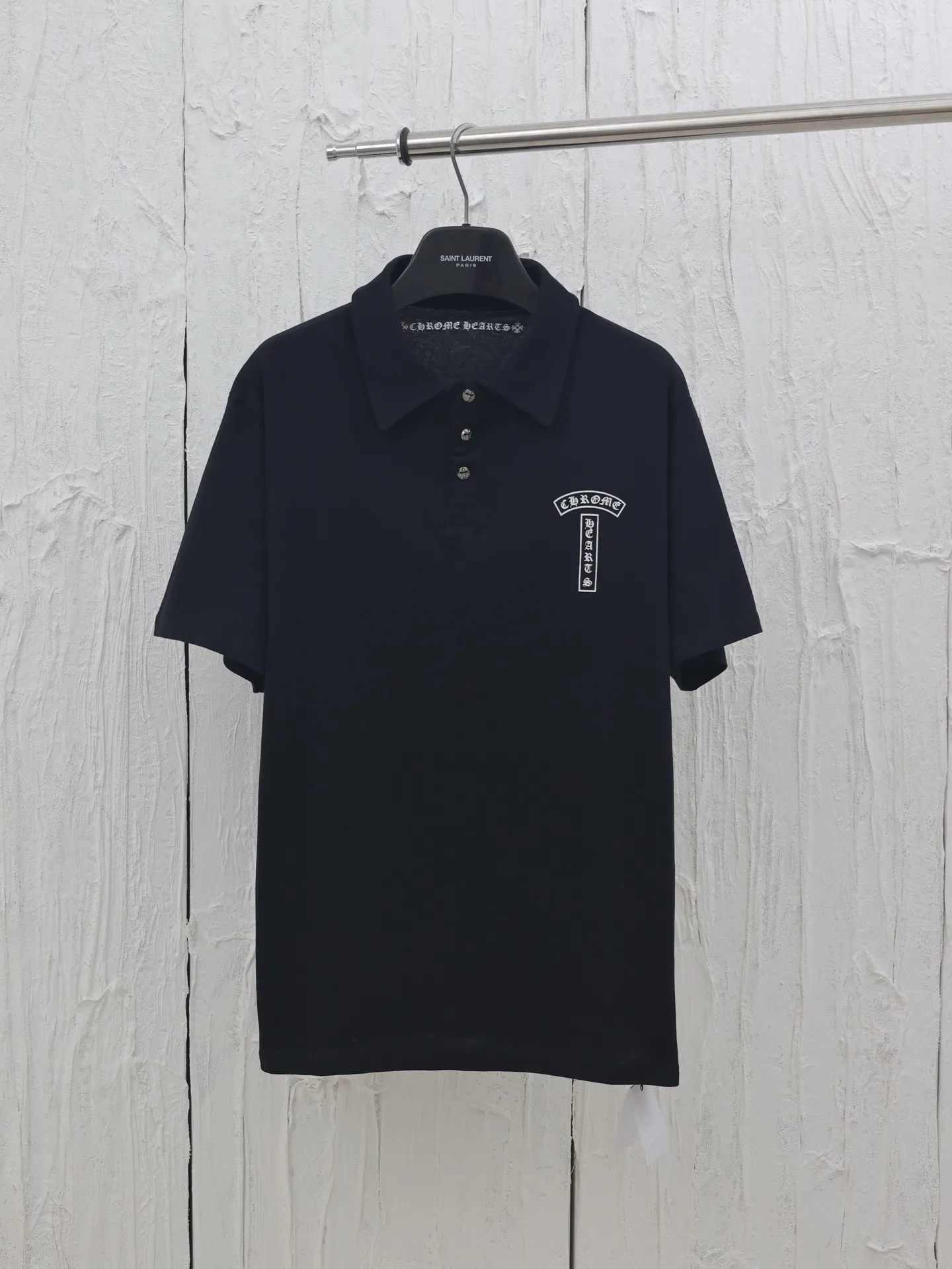 🅿️310 Come Hearts*/Cro Hearts 25SS Sanskrit printed polo shirt. The fabric is made of custom-woven and dyed 220g pure cotton. It has a soft and waxy feel. The upper body is very skin-friendly. Versatile and simple. The neckline and chest are printed with imported ink three-dimensional printing. There is no difference in size and position. Customized silver-plated buttons. Full set of accessories. Size: S/M/L/XL
